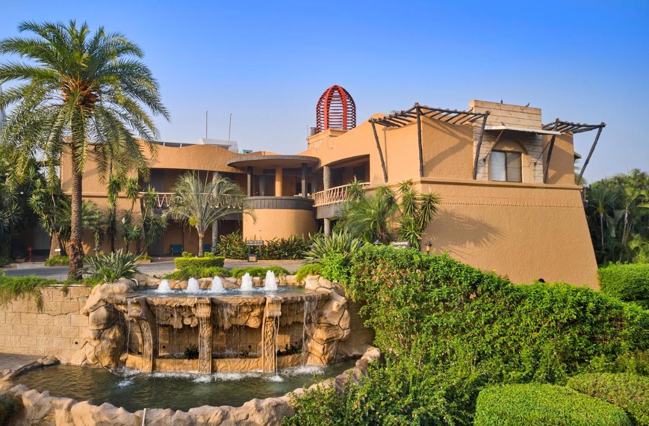 The Corinthians Resort And Club Пюн Екстериор снимка The clubhouse at the Palm Jumeirah Golf & Country Club