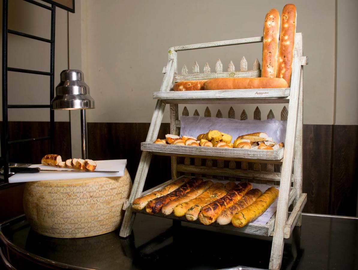 The Corinthians Resort And Club Пюн Екстериор снимка A display of bread at a bakery