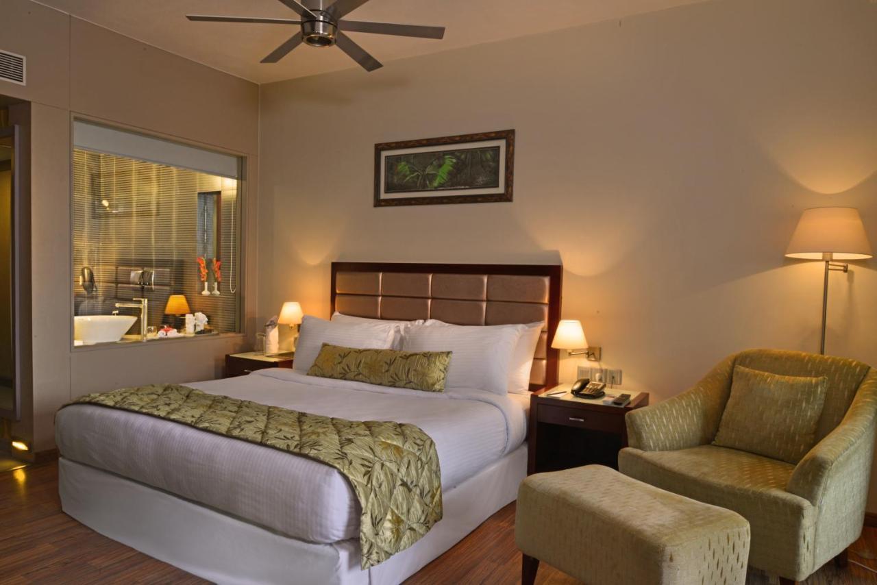 The Corinthians Resort And Club Пюн Екстериор снимка A room at the Taj Bengal