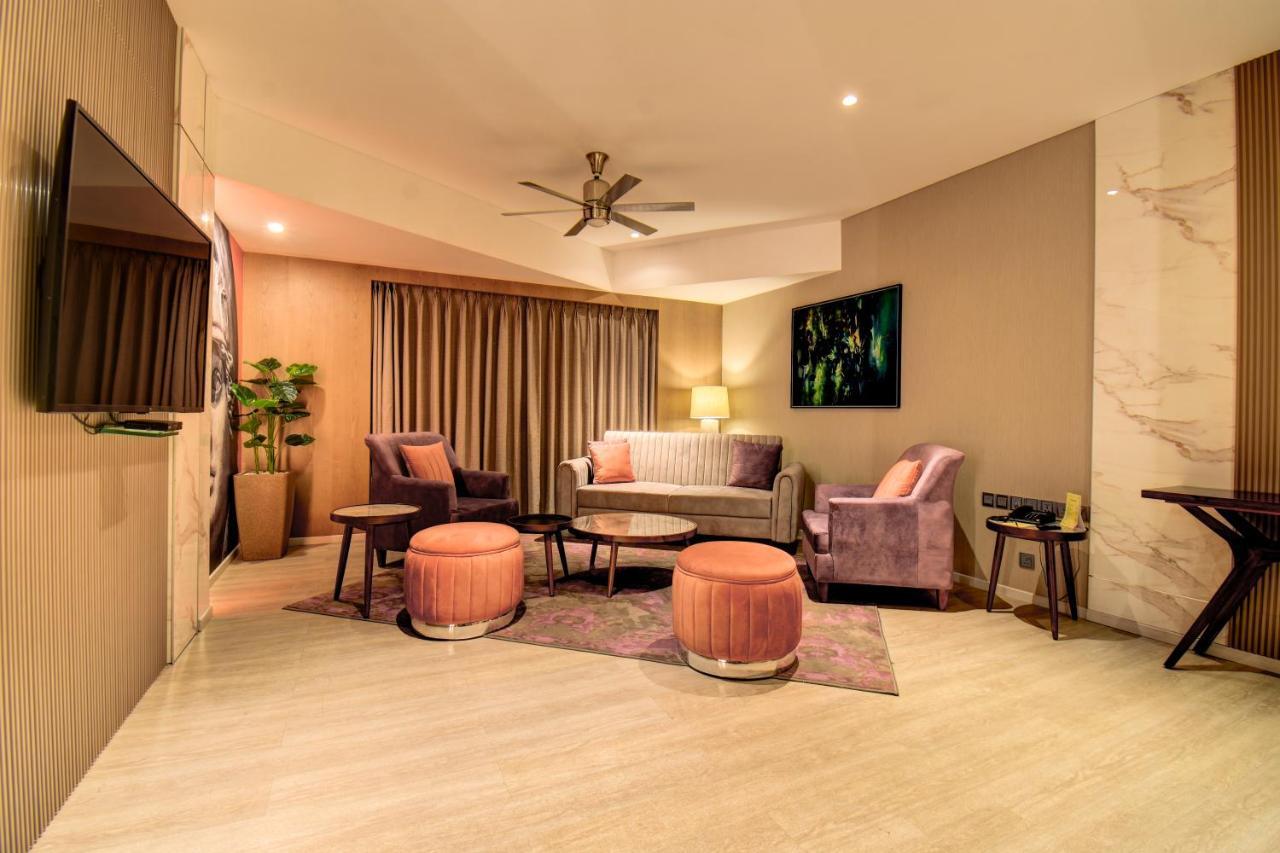 The Corinthians Resort And Club Пюн Екстериор снимка A living room in a suite at the hotel