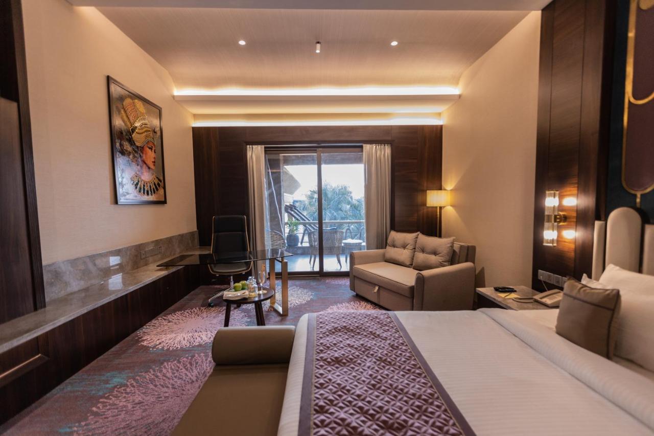 The Corinthians Resort And Club Пюн Екстериор снимка A room at the Taj Bengal