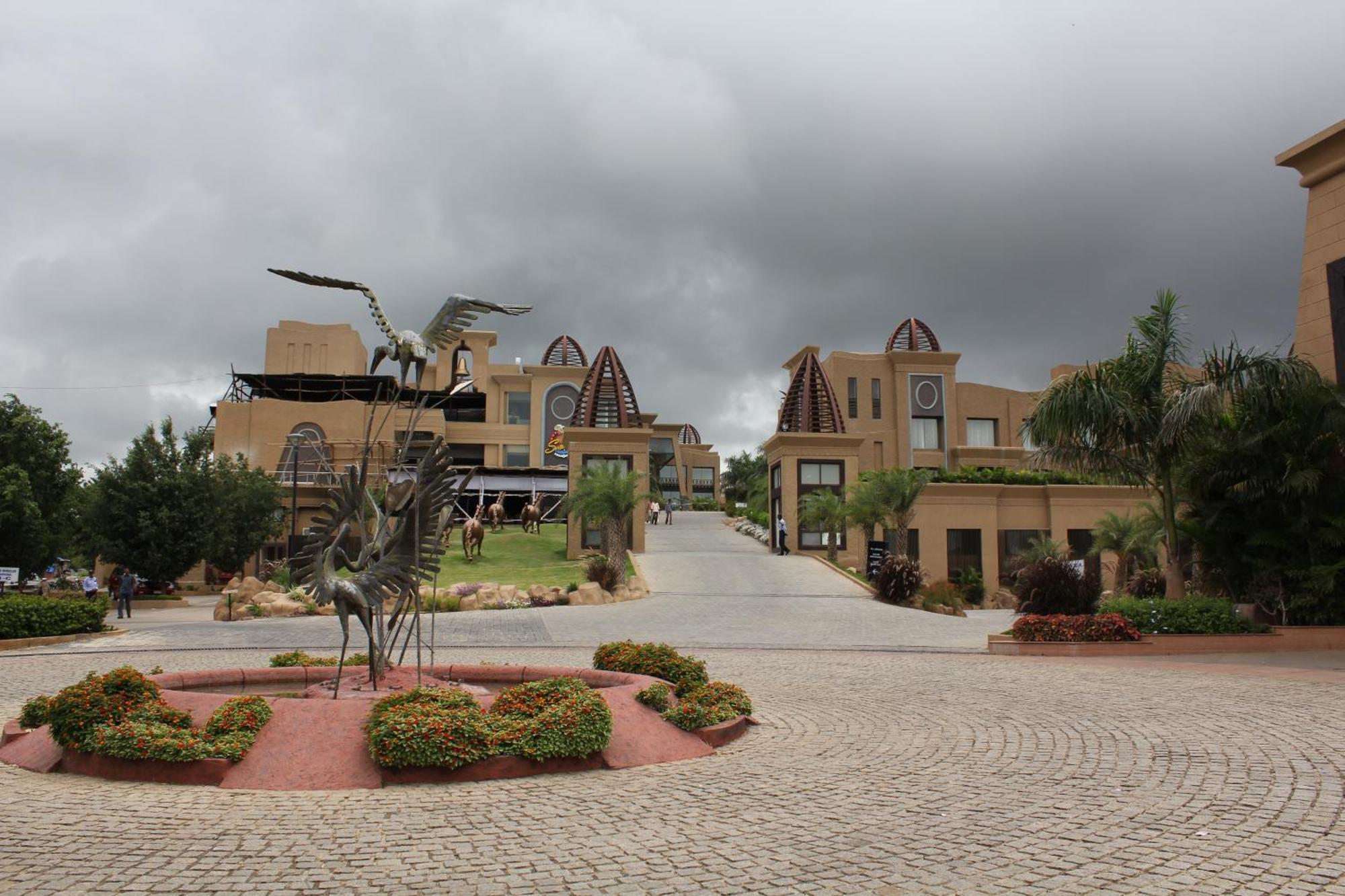 The Corinthians Resort And Club Пюн Екстериор снимка The Pearl Resort