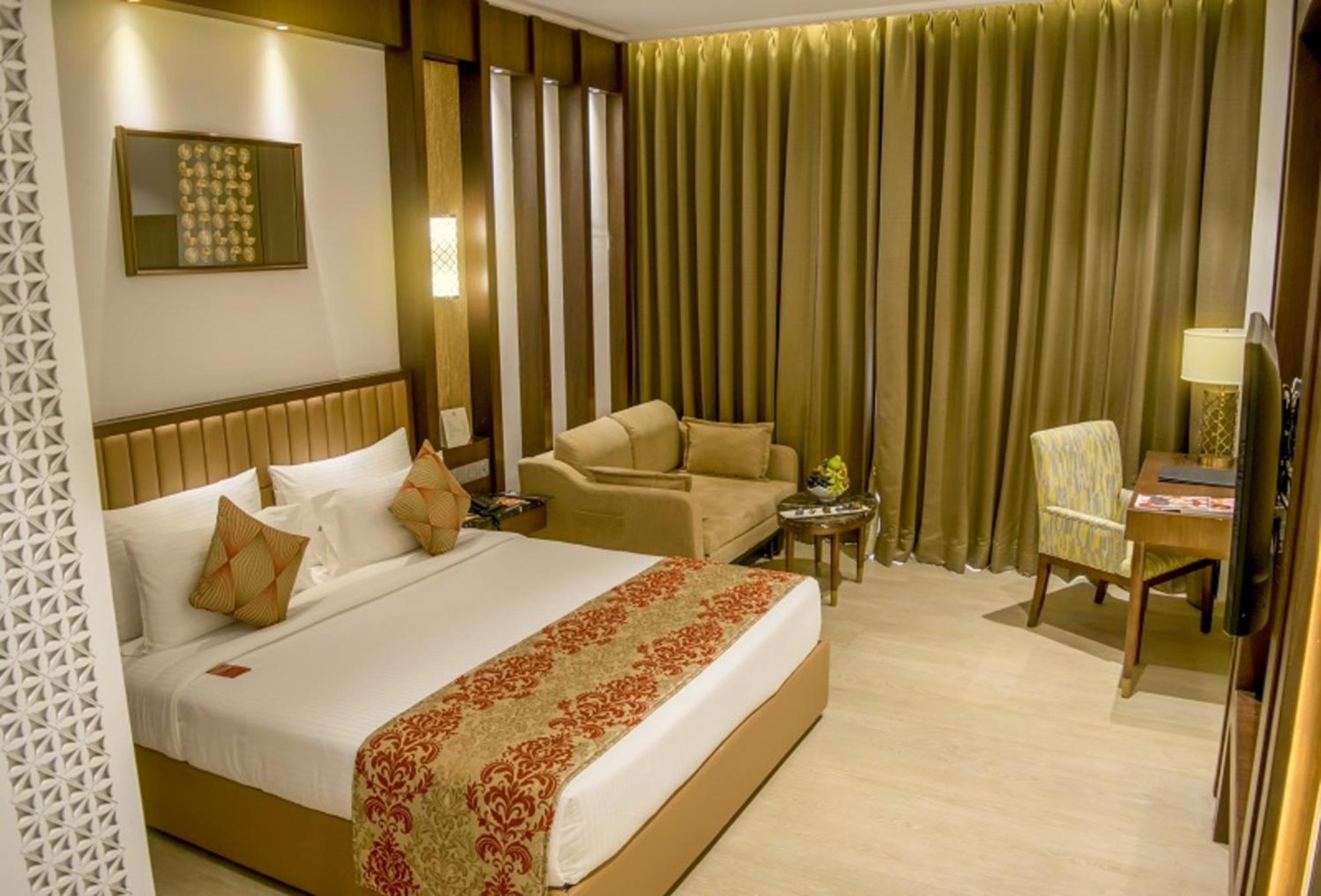 The Corinthians Resort And Club Пюн Екстериор снимка A room at the Taj Bengal