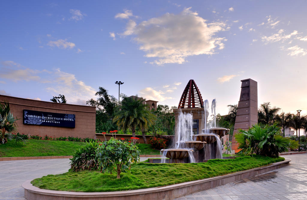 The Corinthians Resort And Club Пюн Екстериор снимка Fountain at the entrance of the hotel