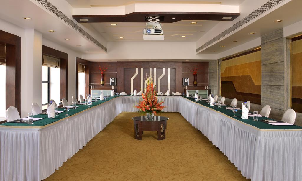 The Corinthians Resort And Club Пюн Екстериор снимка A meeting room at a hotel