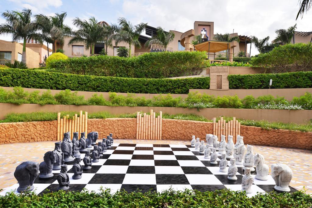 The Corinthians Resort And Club Пюн Екстериор снимка The resort's giant chess board