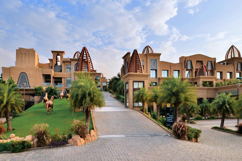 The Corinthians Resort And Club Пюн Екстериор снимка The Palm, Greater Noida