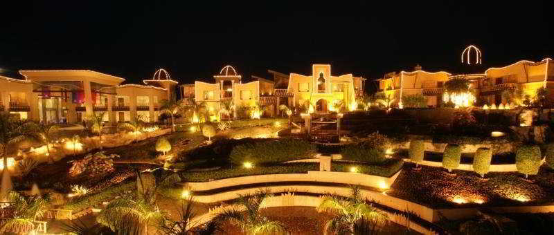 The Corinthians Resort And Club Пюн Екстериор снимка The resort at night