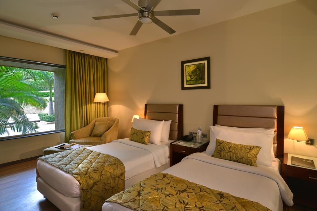 The Corinthians Resort And Club Пюн Екстериор снимка A room at the Taj Bengal