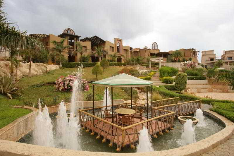 The Corinthians Resort And Club Пюн Екстериор снимка The resort's central fountain